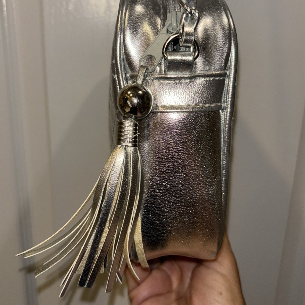 CHATEAU BRAND SILVER QUILTED CROSSBODY BAG WITH TASSEL
SILVER CHAIN STRAP - Picture 3 of 9